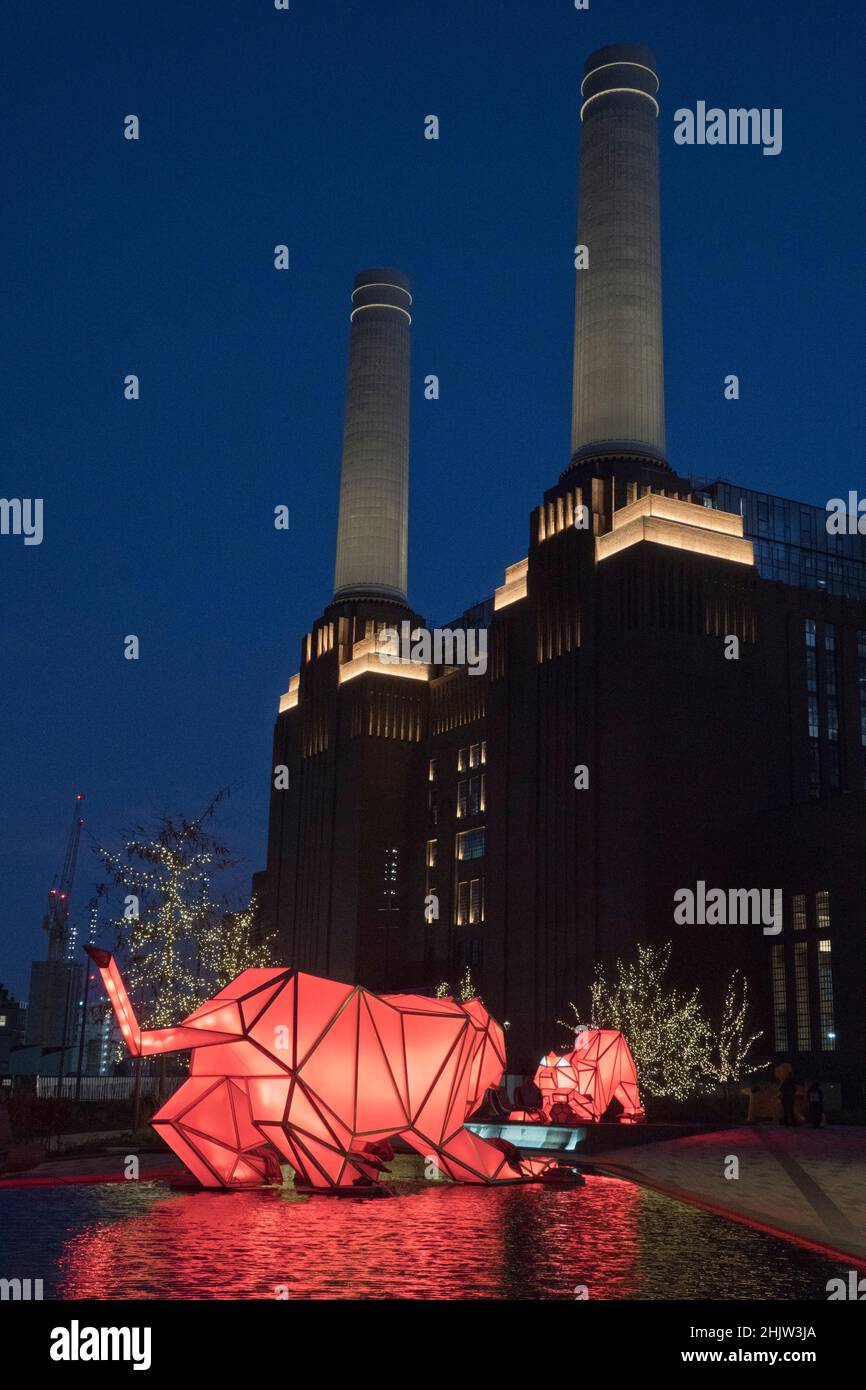 Digital Origami Tigers prodotto dalla ditta DI disegno DI LAVA esposto per il Capodanno cinese 2022 alla Battersea Power Station, Londra, Inghilterra, Regno Unito Foto Stock