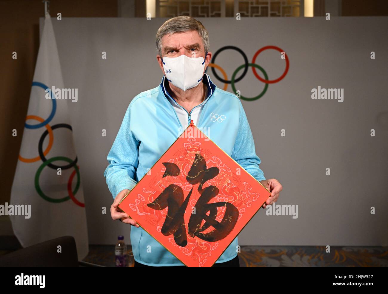 Pechino, Cina. 31st Jan 2022. Presidente del Comitato Olimpico Internazionale (CIO) Thomas Bach mostra il carattere cinese fu, che significa fortuna e fortuna in inglese durante un'intervista con Xinhua a Pechino, capitale della Cina, 31 gennaio 2022. PER ANDARE CON: Pechino 2022 per inaugurare una nuova era per gli sport invernali a livello globale, dice il presidente del CIO Bach Credit: JU Huanzong/Xinhua/Alamy Live News Foto Stock