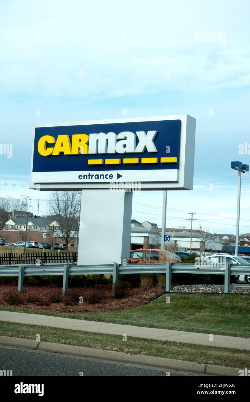 Grande segno con la freccia che vi dirige al posto di CarMax del commercio e lotto usato che si specializza nelle vendite in linea. Maplewood Minnesota USA Foto Stock