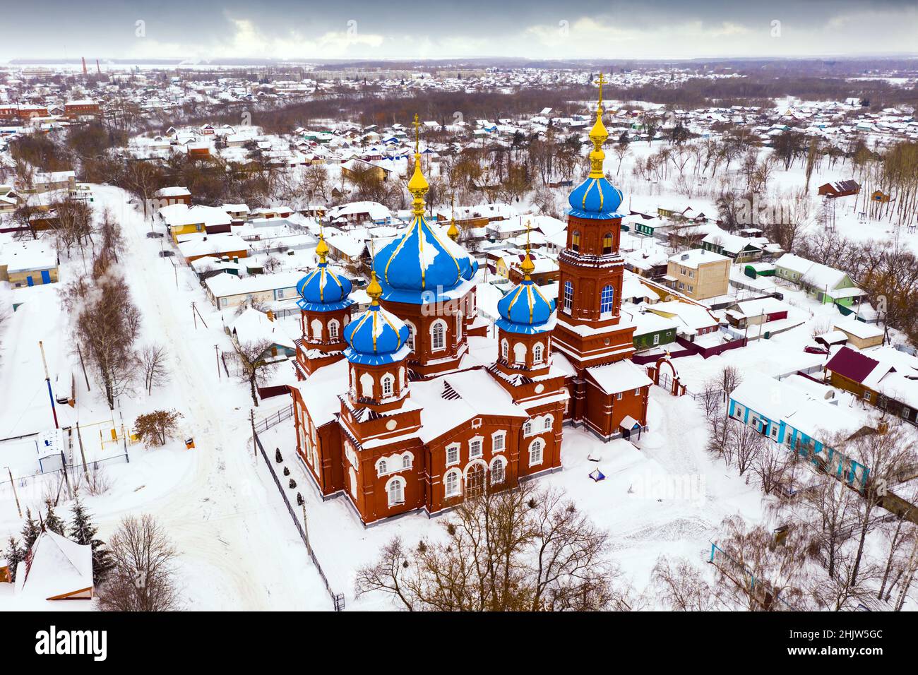 Paesaggio urbano di Petrovsk coperto di neve con la Chiesa d'intercessione della Vergine Santa in inverno Foto Stock