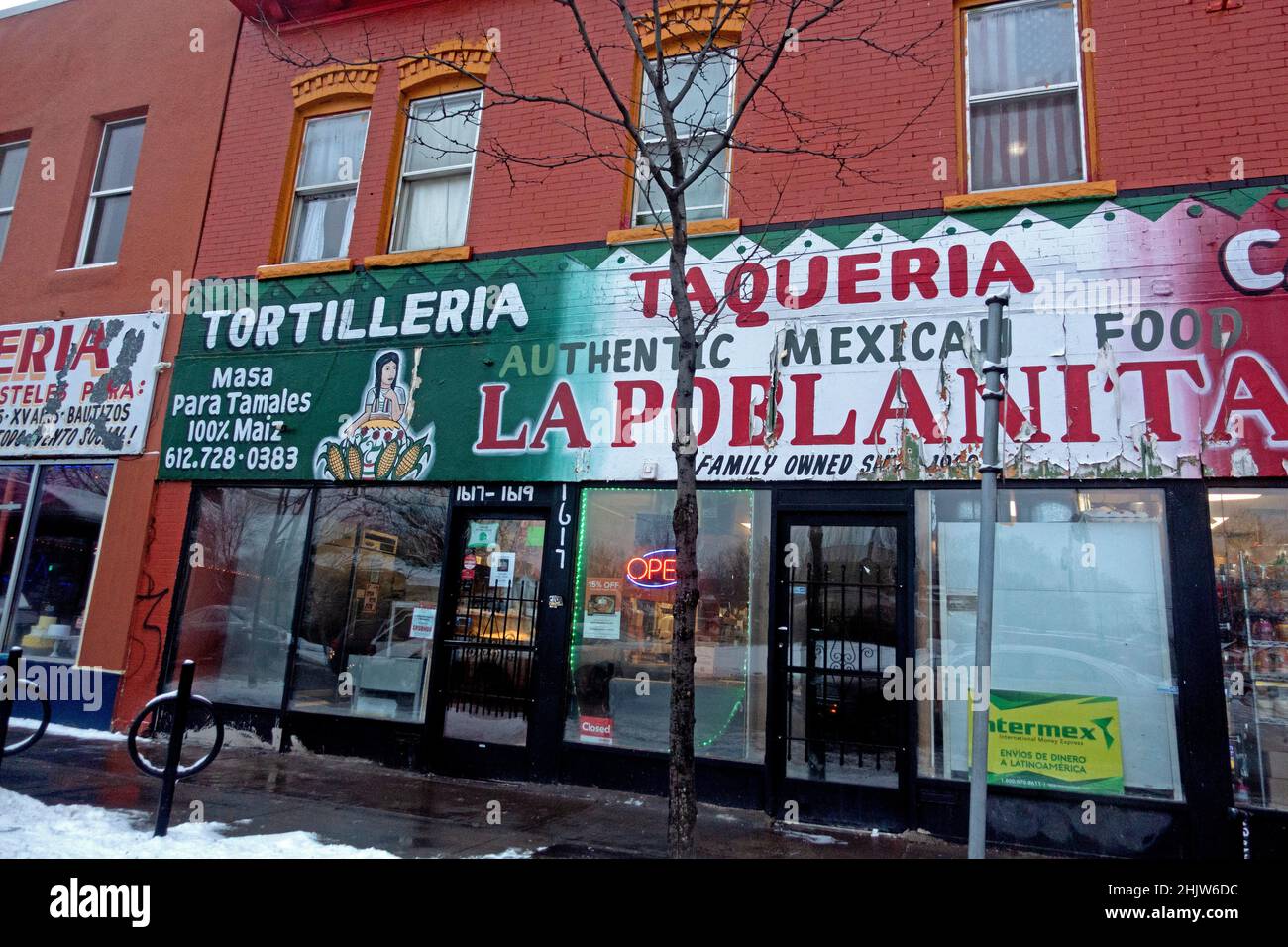 Ristorante messicano e negozio su Lake Street. Minneapolis Minnesota, Stati Uniti Foto Stock