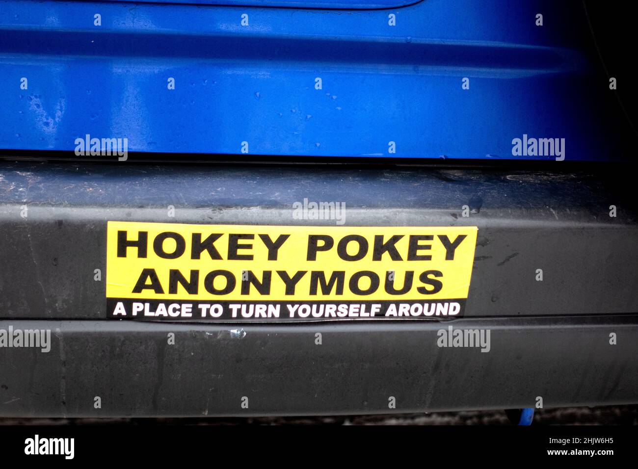 Adesivo paraurti che dice 'Hokey Pokey Anonymous' 'Un posto per girarsi intorno' un luogo d'incontro per Alcoholics Anonymous. St Paul Minnesota, Stati Uniti Foto Stock