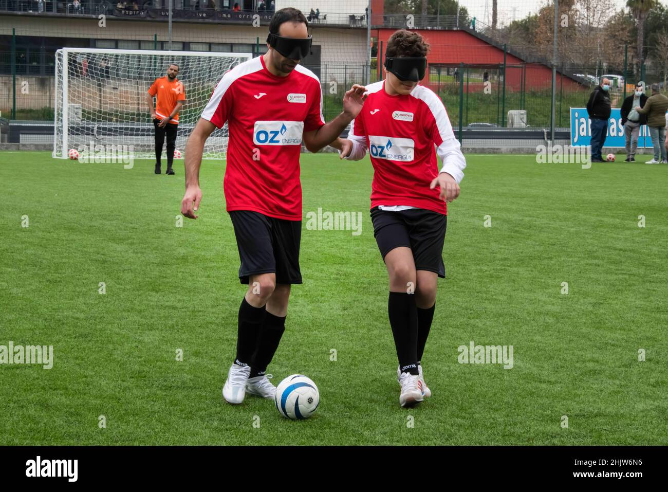 Lisbona, Portogallo. 30th Jan 2022. I giocatori della squadra nazionale di calcio per i non vedenti si allenano nel campo sportivo di Porto Pinheiro a Lisbona. Si è conclusa la prima fase di formazione della nazionale di calcio cieco, in preparazione alla partecipazione alla Euro Challenge Cup che si terrà a luglio a Stoccolma, in Svezia. (Foto di Jorge Castellanos/SOPA Images/Sipa USA) Credit: Sipa USA/Alamy Live News Foto Stock