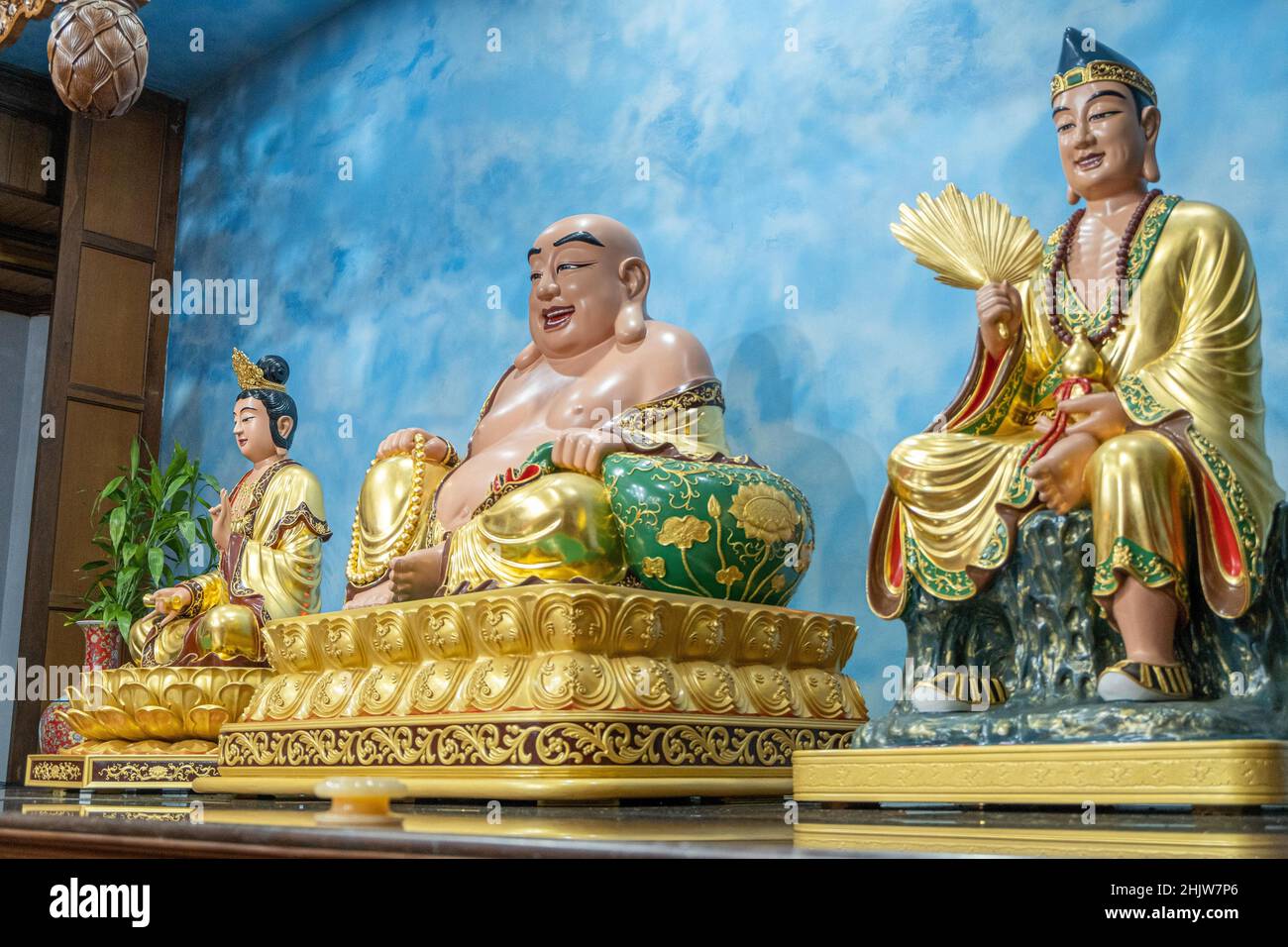 Kendari, Indonesia. 31st Jan 2022. Alcune delle statue di Buddha viste al Tempio di Eka Dharma Manggala. La gente cinese che vive a Kendari City, Sulawesi sud-orientale festeggia il Capodanno cinese 2022 al Tempio di Eka Dharma Mango martedì (1/2/2022) di mattina presto. Lo zodiaco cinese 2022 ha il tema di una tigre d'acqua, che significa dinamica, interessante e inaspettata. Credit: SOPA Images Limited/Alamy Live News Foto Stock
