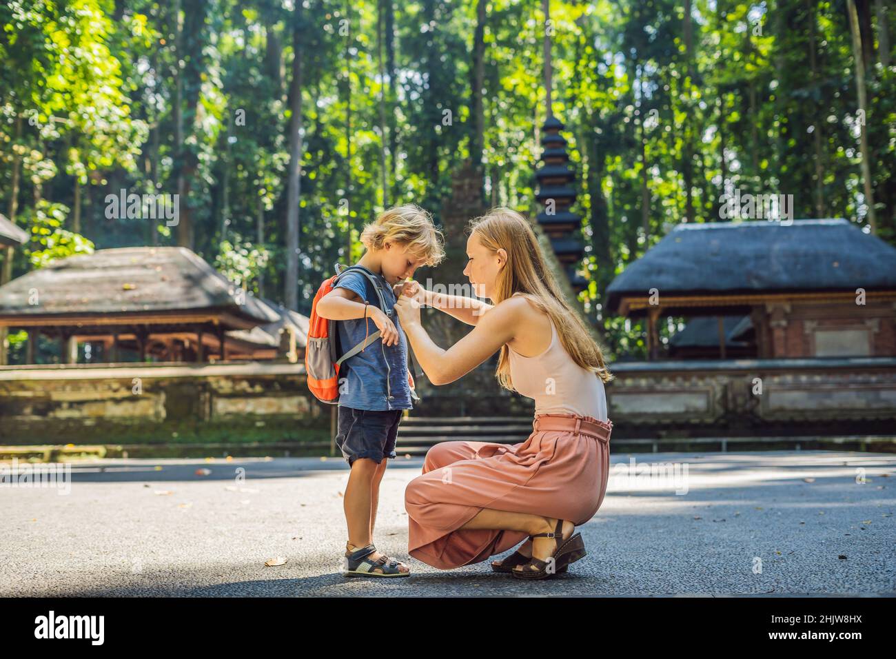 Madre e figlio i viaggiatori alla scoperta della foresta Ubud nella foresta delle scimmie, Bali Indonesia. Viaggiare con bambini di concetto Foto Stock