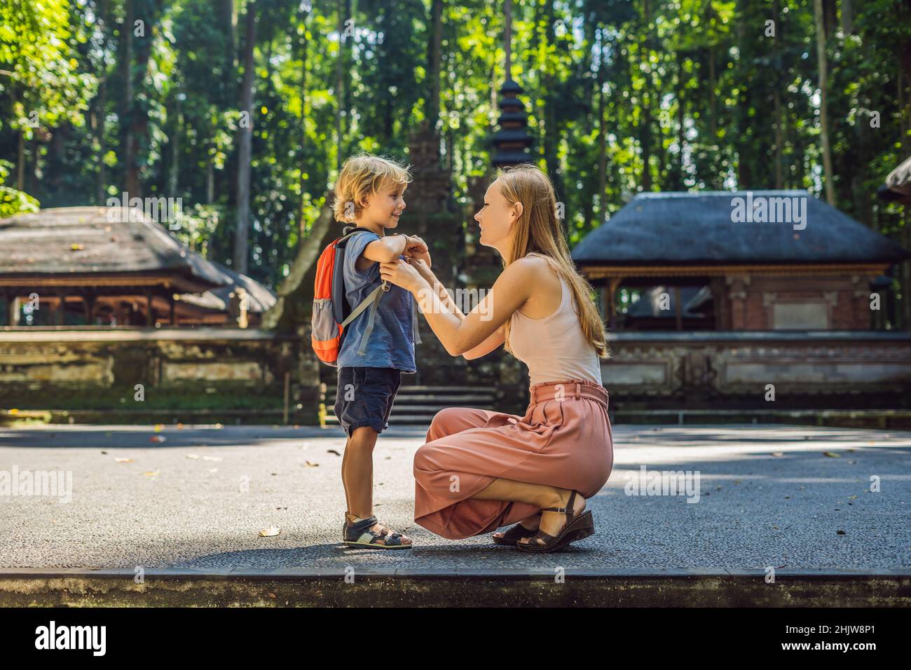 Madre e figlio i viaggiatori alla scoperta della foresta Ubud nella foresta delle scimmie, Bali Indonesia. Viaggiare con bambini di concetto Foto Stock