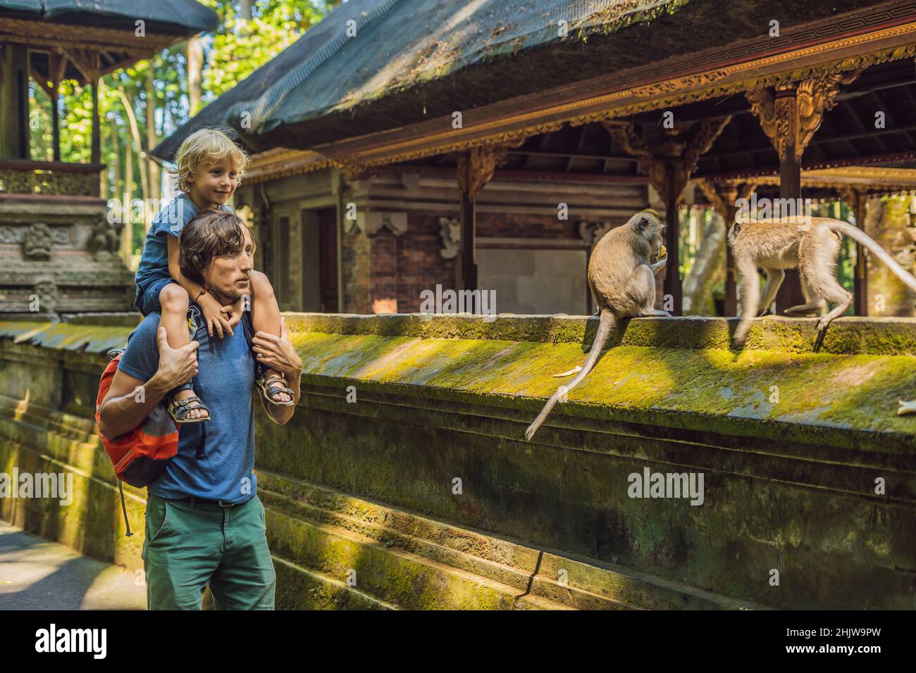 Papà e figlio viaggiatori alla scoperta della foresta Ubud nella foresta delle scimmie, Bali Indonesia. Viaggiare con bambini di concetto Foto Stock