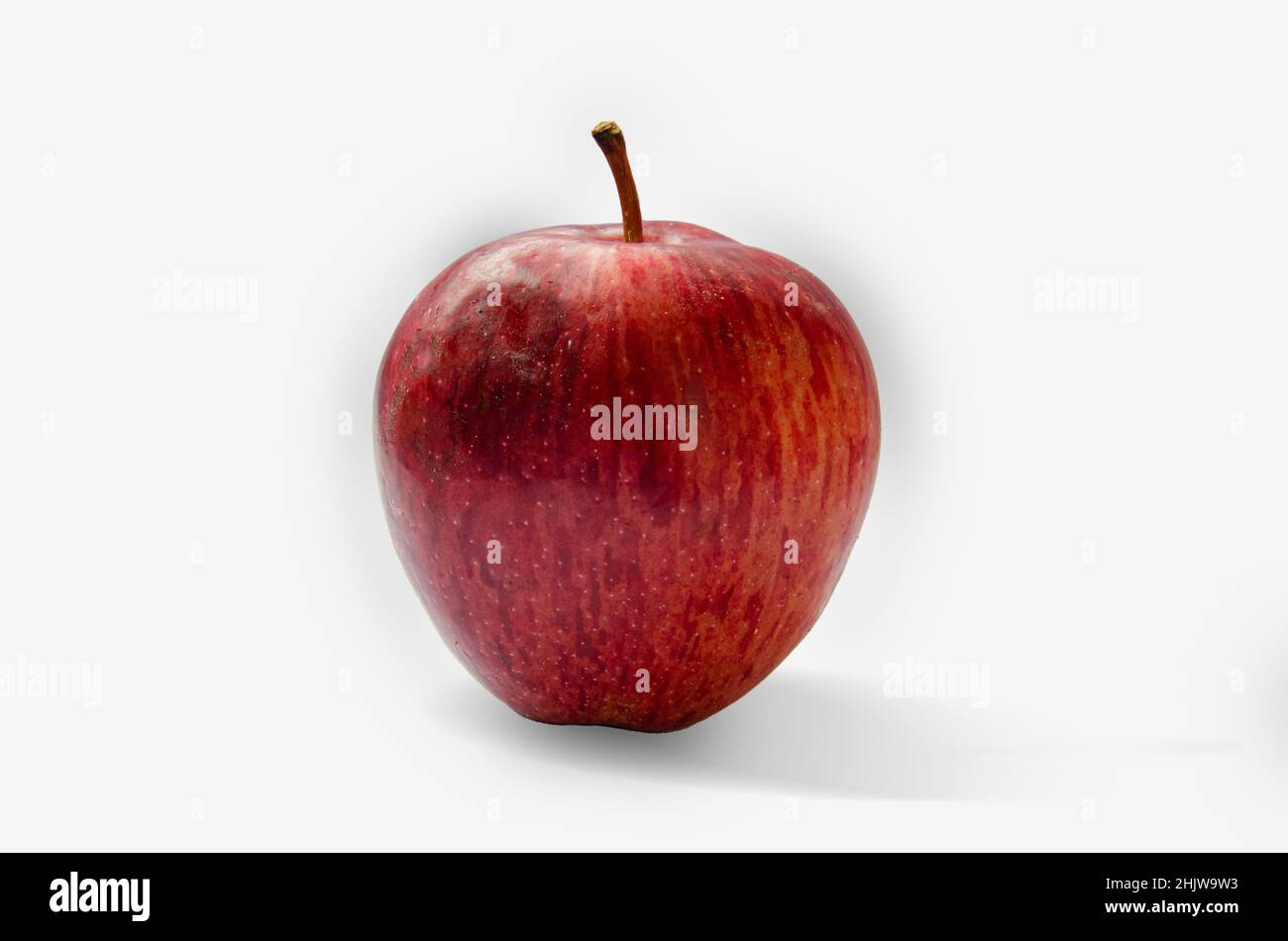 mele rosse fresche su sfondo bianco Foto Stock