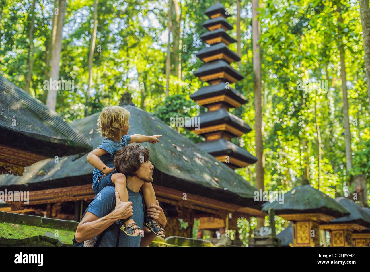 Papà e figlio viaggiatori alla scoperta della foresta Ubud nella foresta delle scimmie, Bali Indonesia. Viaggiare con bambini di concetto Foto Stock