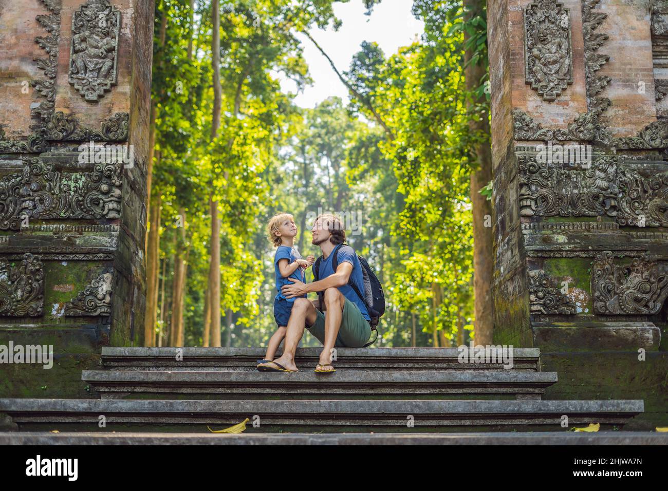 Papà e figlio viaggiatori alla scoperta della foresta Ubud nella foresta delle scimmie, Bali Indonesia. Viaggiare con bambini di concetto Foto Stock