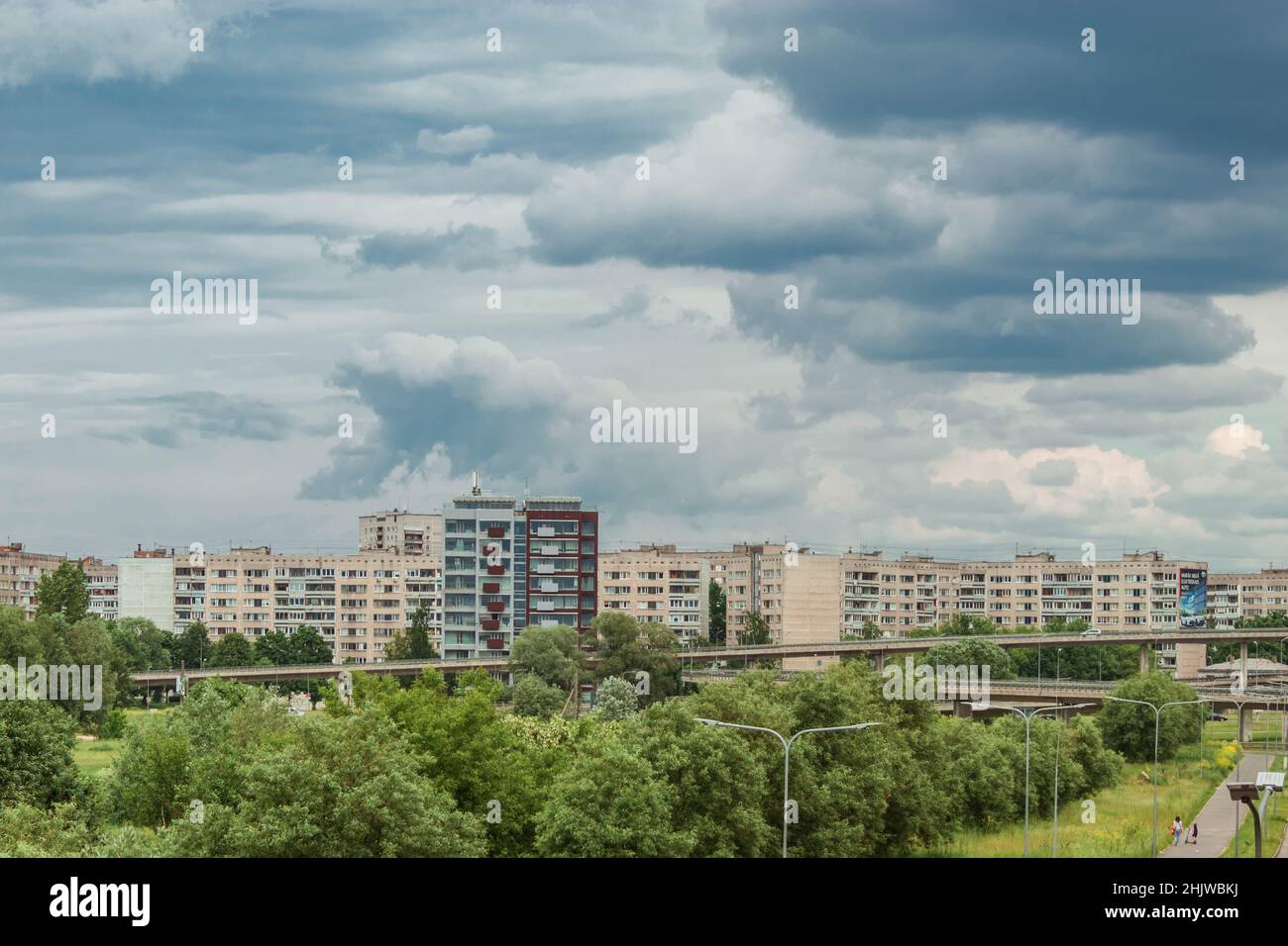 Una vista degli edifici sovietici in una giornata estiva sovrastante. Foto Stock