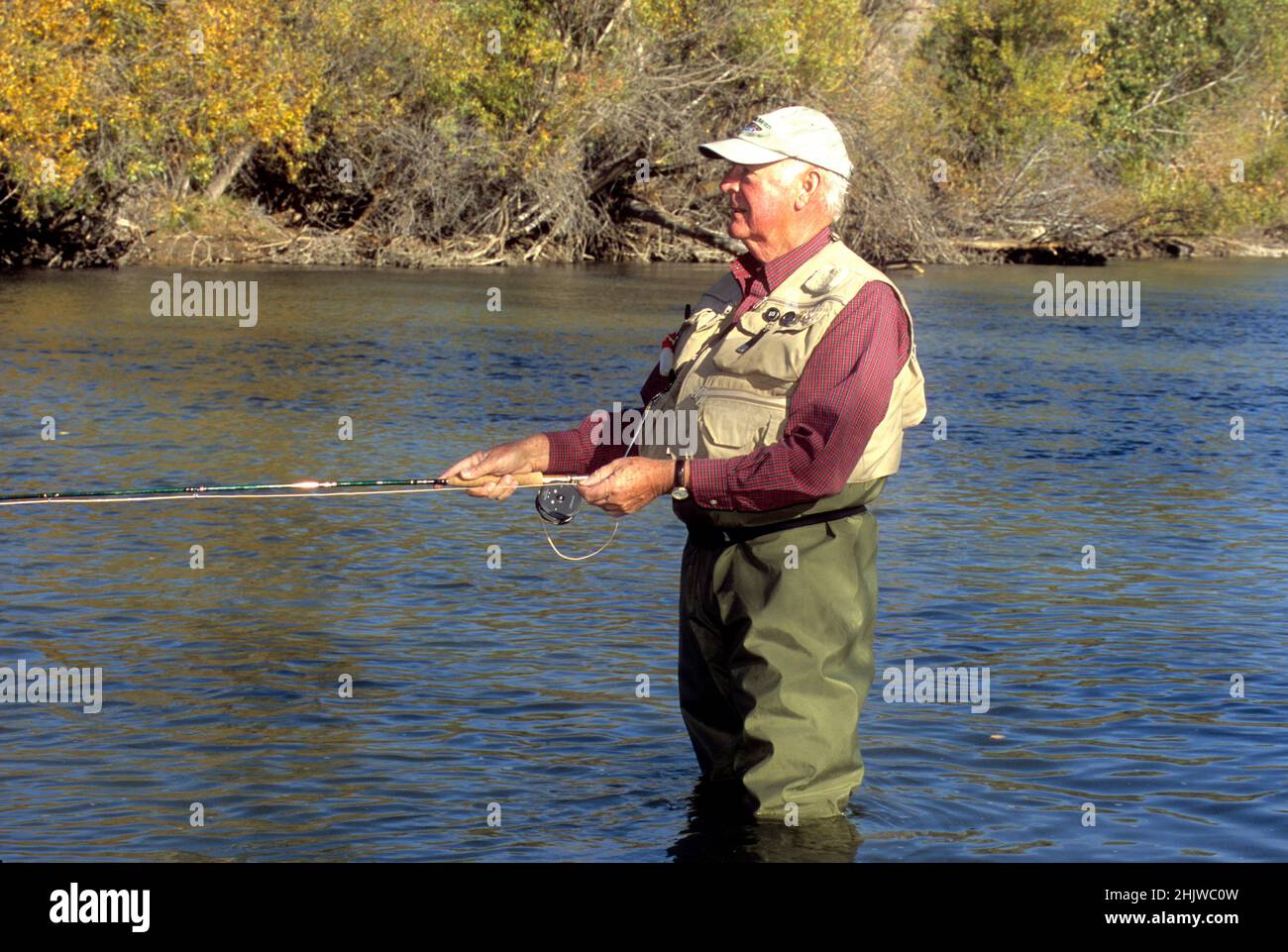 Ex governatore dell'Idaho (e segretario dell'interno sotto il presidente Jimmy carter) Cecil D. Andrus pesca a mosca sul fiume Boise a Boise Idaho. Foto Stock