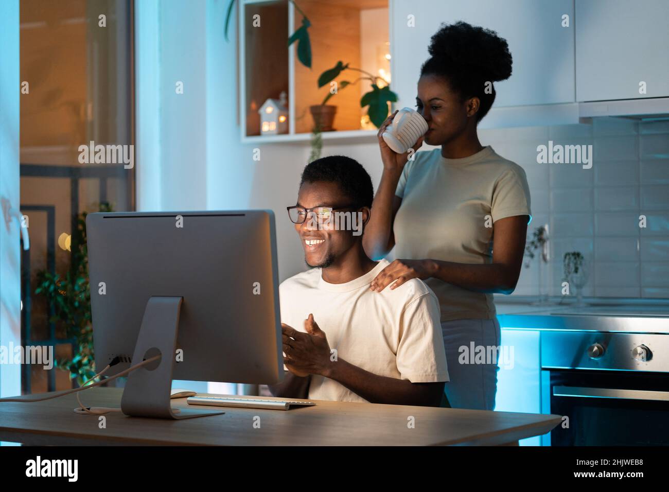 Happy african coppia lavoro sul progetto di avvio a casa ufficio tardi, costruire famiglia-posseduto business online Foto Stock