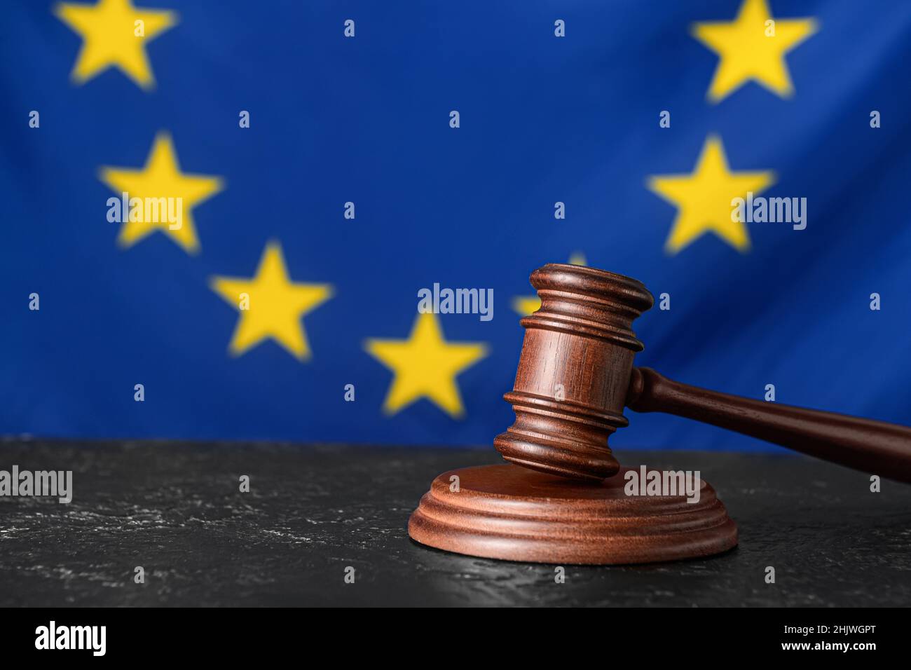 Gavel di giudice contro la bandiera dell'Unione europea Foto Stock