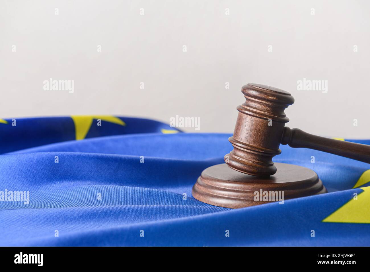 Gavel del giudice con bandiera dell'Unione europea su sfondo chiaro Foto Stock