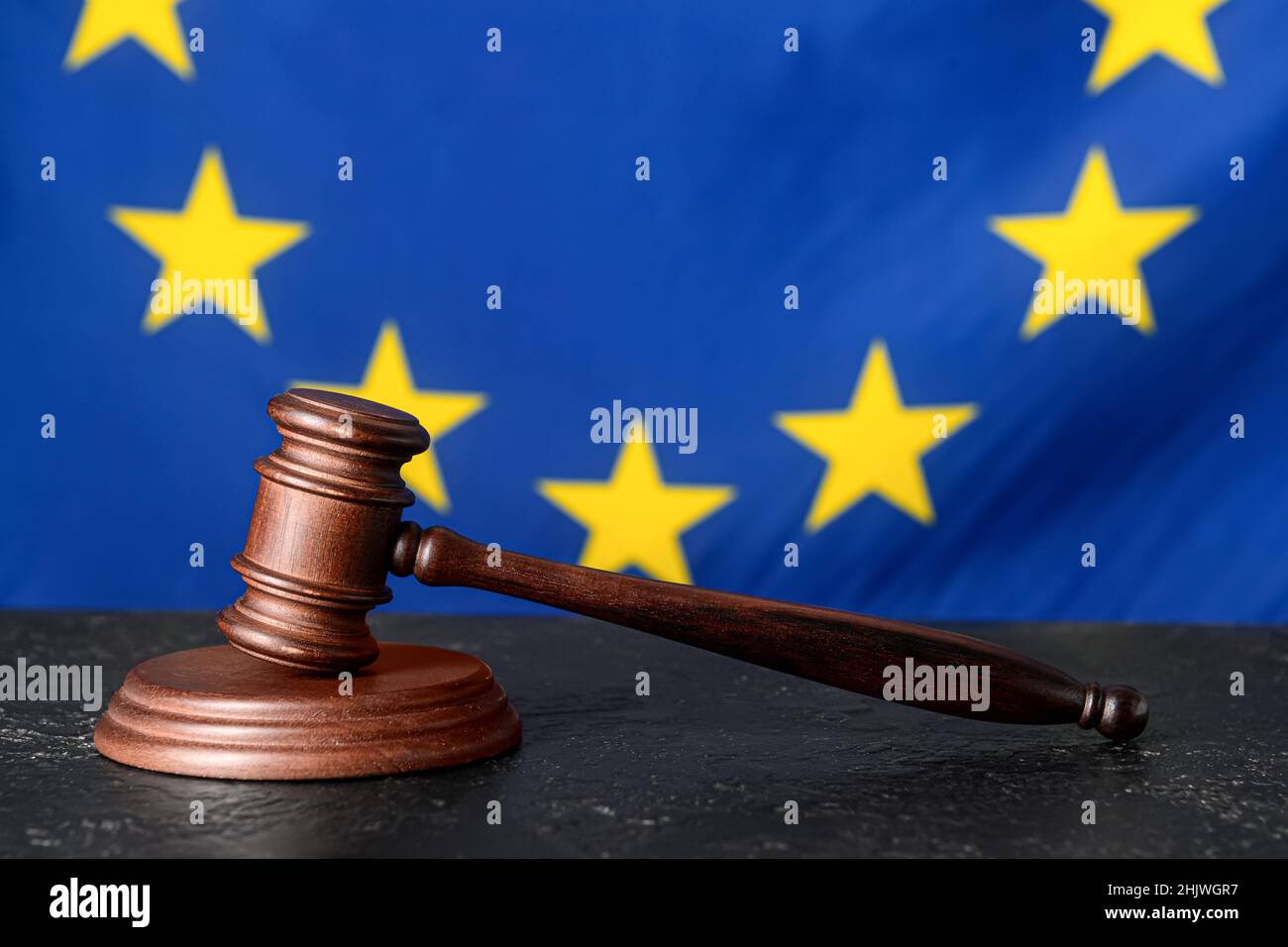 Gavel di giudice contro la bandiera dell'Unione europea Foto Stock