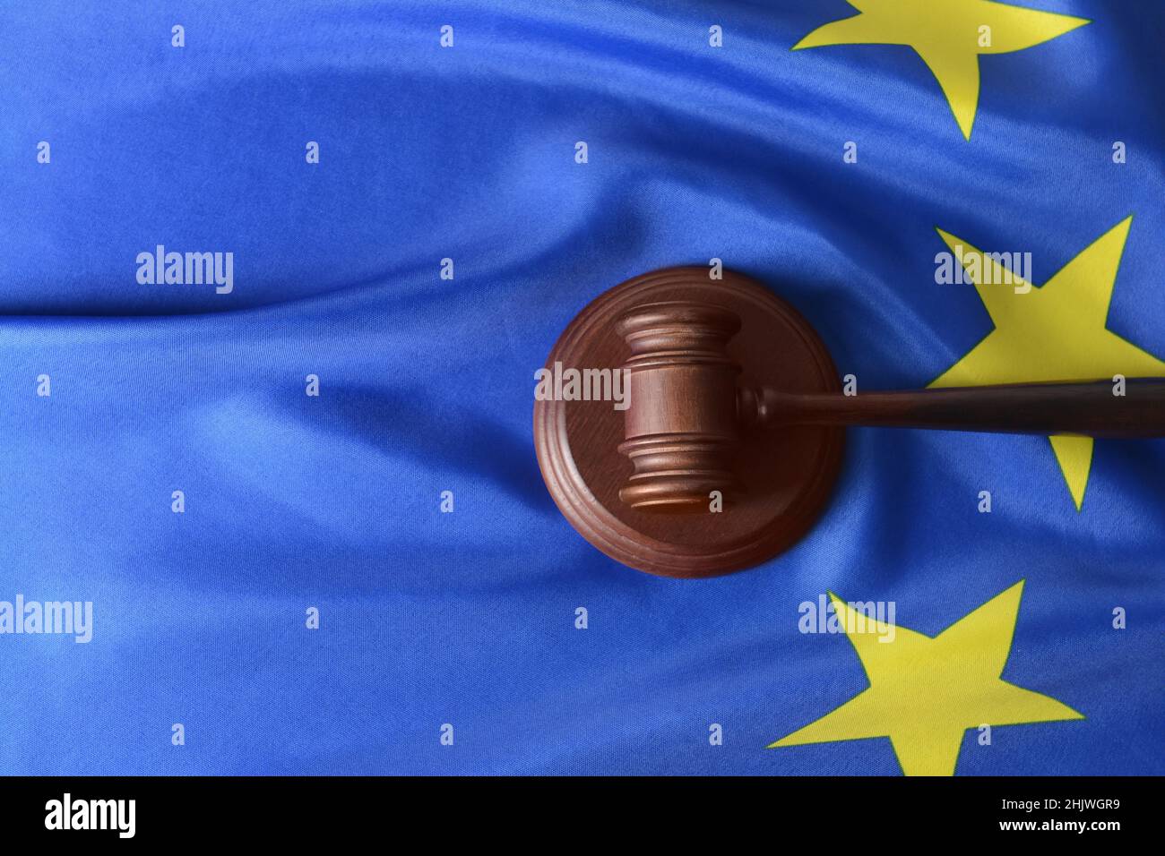 Gavel del giudice della bandiera dell'Unione europea, vista dall'alto Foto Stock