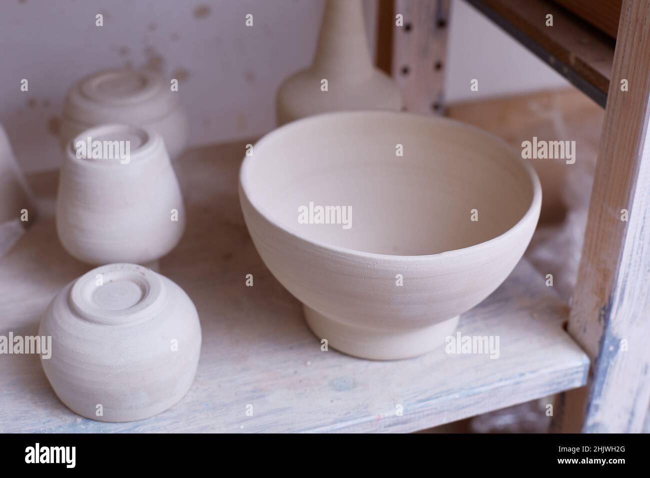 Piatti fatti a mano vuoti. Vaschette in ceramica sul ripiano. Lavoro fatto a mano. Le piastre sono fatte di creta. Foto Stock