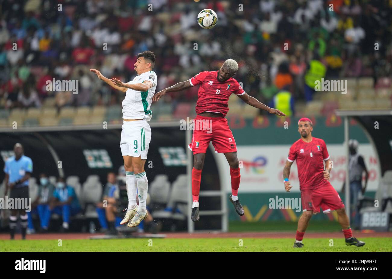 Douala, Camerun, 16 gennaio 2022: Esteban Orozco FernÃ¡ndez Obiang Obono della Guinea Equatoriale e Baghdad Bounedjah dell'Algeria durante la Coppa delle nazioni Algeria contro Guinea Equatoriale-Africa allo stadio Japoma. Prezzo Kim/CSM. Foto Stock