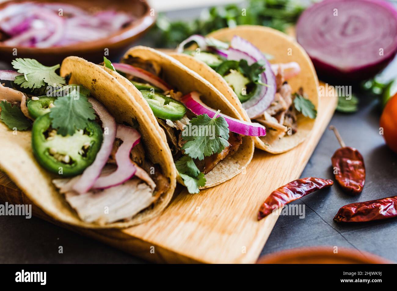Tacos messicani ingredienti con carnitas di maiale, tortillas, avocado,  cipolla, coriandolo in Città del Messico Foto stock - Alamy