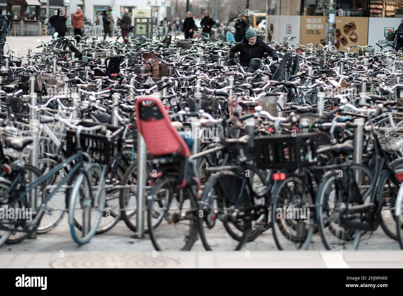 Più del 60% dei danesi va in bicicletta ogni giorno per spostarsi da e verso il lavoro. Il parcheggio per biciclette si trova in tutta la città di Copenhagen. Foto Stock