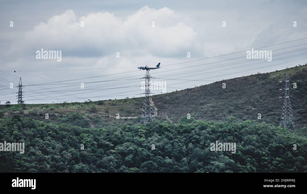 Rio de Janeiro, Brasile - CIRCA 2020: Aereo commerciale brasiliano di Azul Linhas Aéreas in volo durante il giorno Foto Stock