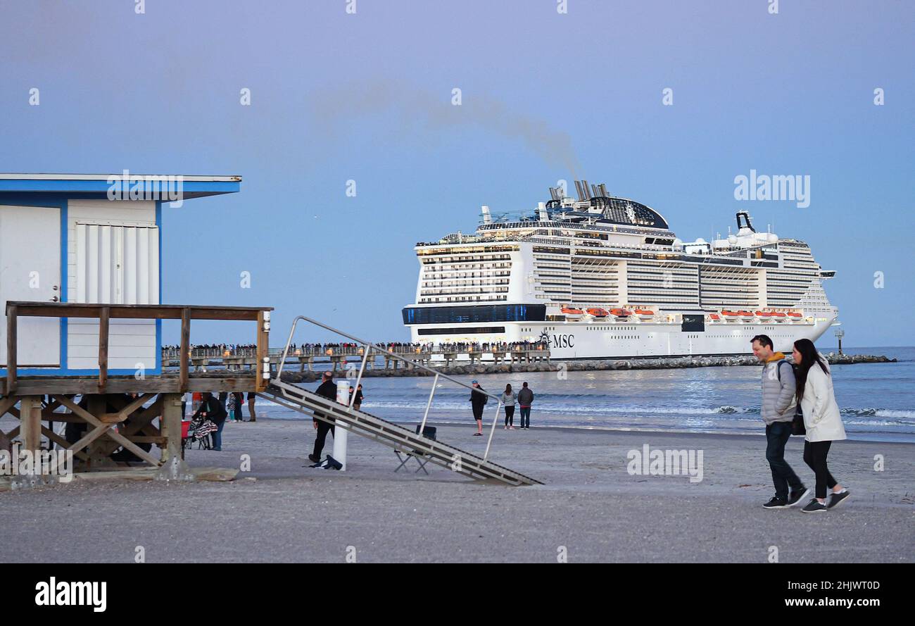 Port Canaveral, Stati Uniti. 30th Jan 2022. La gente guarda come la nave da crociera MSC Meraviglia parte da Port Canaveral entro alcuni minuti dal lancio previsto dalla vicina Stazione spaziale di Cape Canaveral di un razzo SpaceX Falcon 9 che trasporta un satellite di sorveglianza radar per l'agenzia spaziale italiana. Il lancio è stato strofinato all'ultimo minuto in cui una nave da crociera senza nome è entrata nell'area di pericolo di lancio designata. (Foto di Paul Hennessy/SOPA Images/Sipa USA) Credit: Sipa USA/Alamy Live News Foto Stock