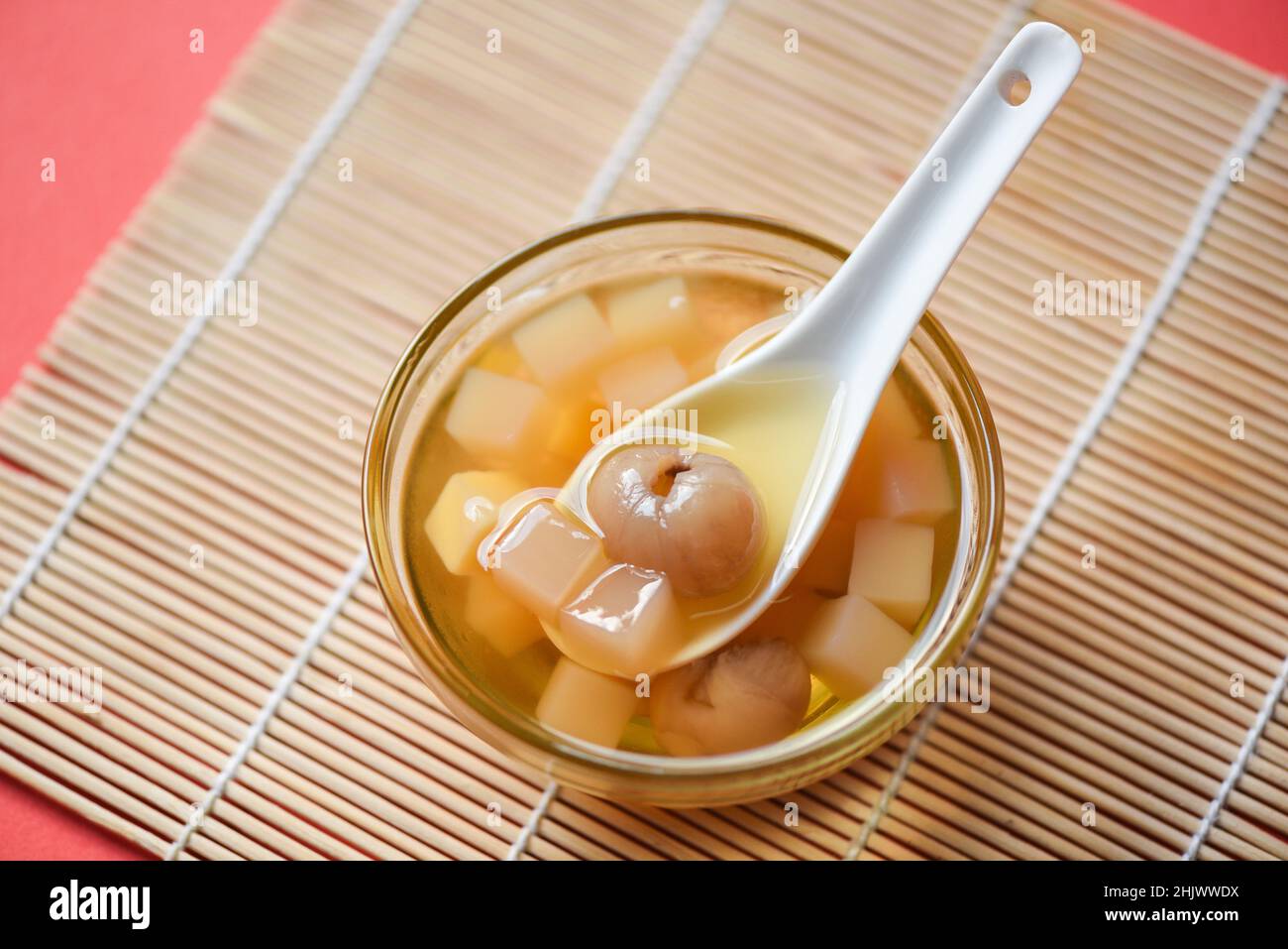 Dessert cinesi, mix di noci ginkgo sciroppo di manioca gelatina di cocco in succo di longan su una ciotola di vetro, Thai e cinese dattero zuppa di dattero asiatico dolci dessert Foto Stock