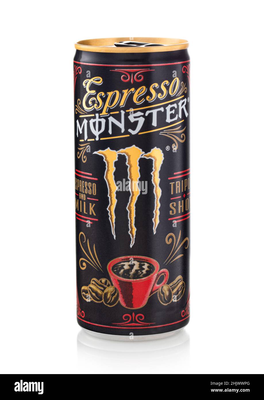 LONDRA,UK - 22 GENNAIO 2022: Caffè freddo Monster espresso Triple shot con energia su bianco. Foto Stock