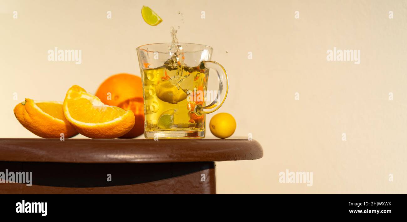 Tazza di tè verde agli agrumi con spruzzi Foto Stock