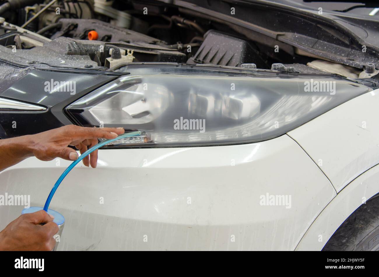i fari sono verniciati per dare una finitura lucida dopo la lucidatura dei fari. dettagli della vettura Foto Stock