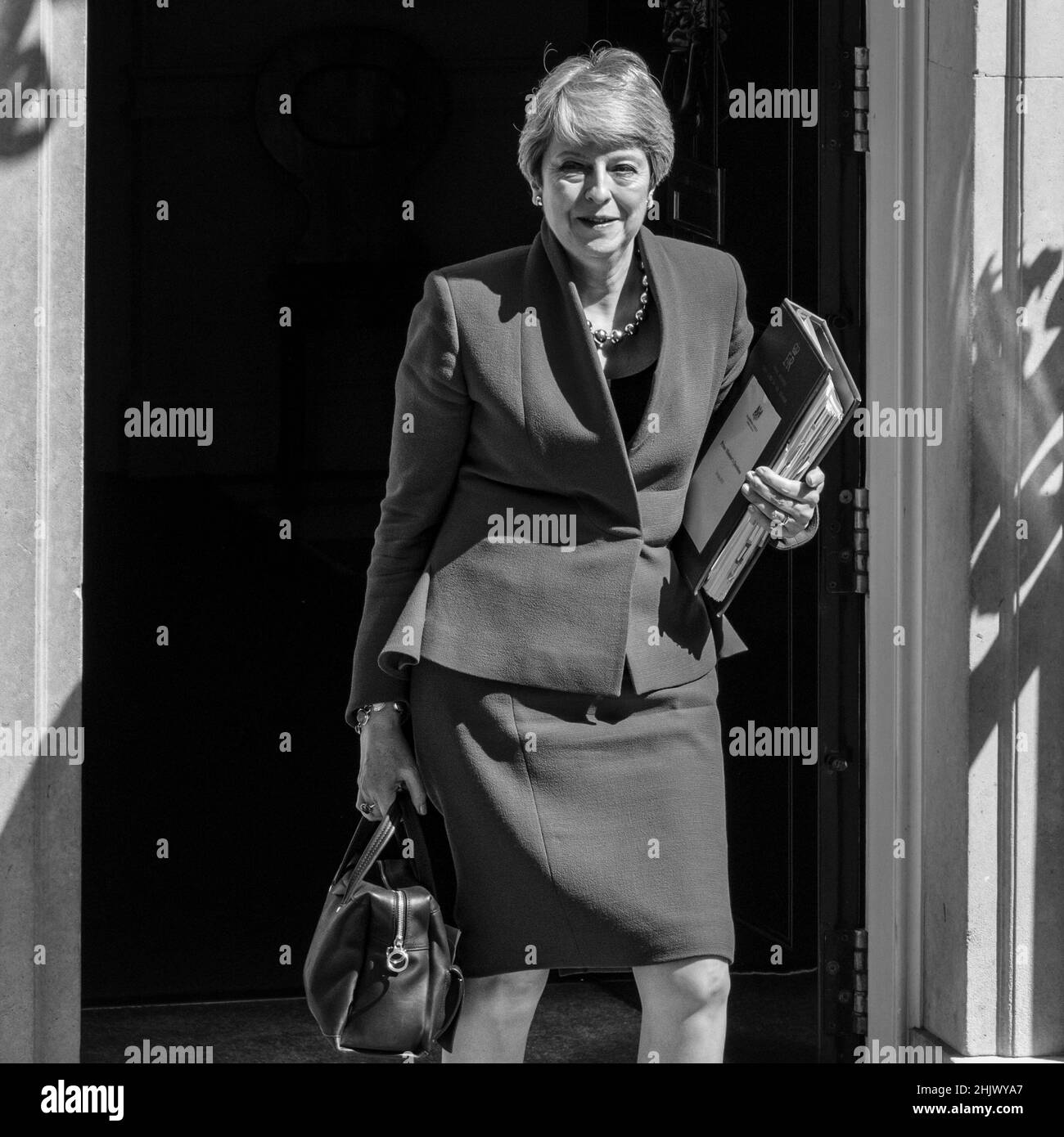 Il primo ministro britannico Theresa May, esce da 10 Downing Street, Westminster, Londra, Regno Unito Foto Stock