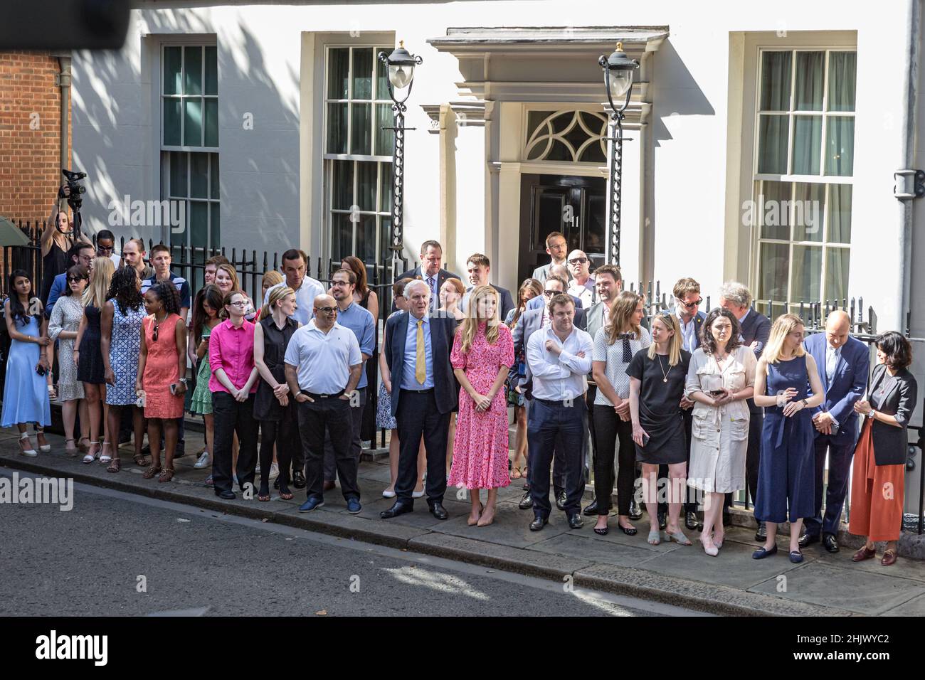 Personale, consiglieri, Carrie Symonds, Edward Lister, Damon Poole ed altri attendono il nuovo PM Johnson, Downing Street, Londra, Regno Unito Foto Stock