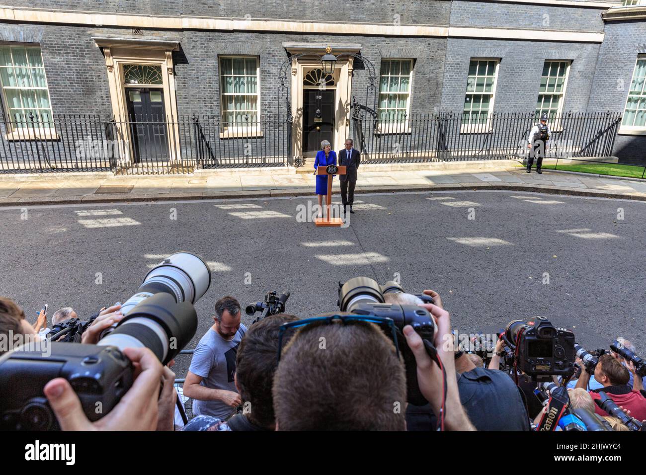 I fotografi di stampa puntano le loro macchine fotografiche al primo ministro britannico Theresa May tenendo il suo discorso di partenza al 10 Downing Street, Westminster, Londra, Regno Unito Foto Stock