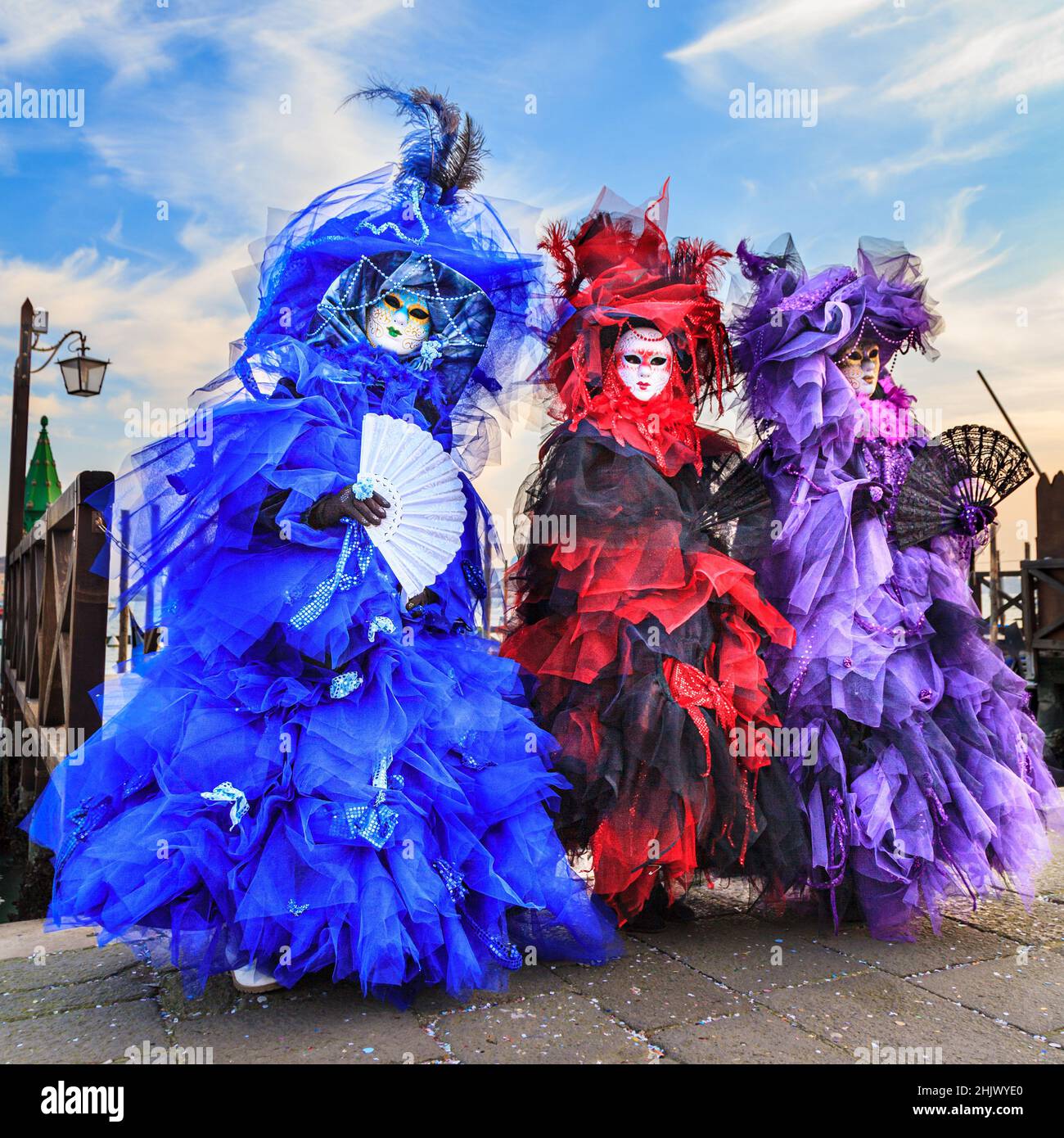 Gruppo di donne in coloratissime e storiche pose di costume, cappello e maschera al Carnevale di Venezia, Carnivale di Venezia, Veneto, Italia Foto Stock