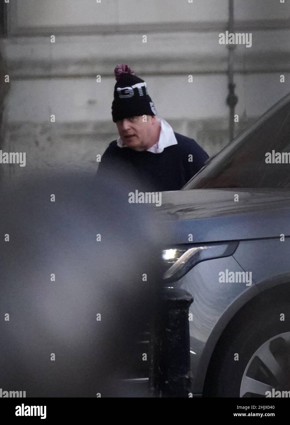 Il primo ministro Boris Johnson arriva al 10 Downing Street, Londra, dopo aver fatto uno jogging al mattino presto. Data immagine: Martedì 1 febbraio 2022. Foto Stock