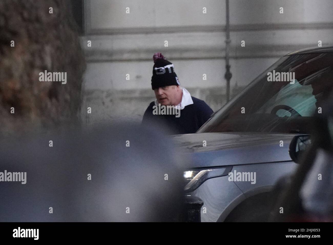 Il primo ministro Boris Johnson arriva al 10 Downing Street, Londra, dopo aver fatto uno jogging al mattino presto. Data immagine: Martedì 1 febbraio 2022. Foto Stock