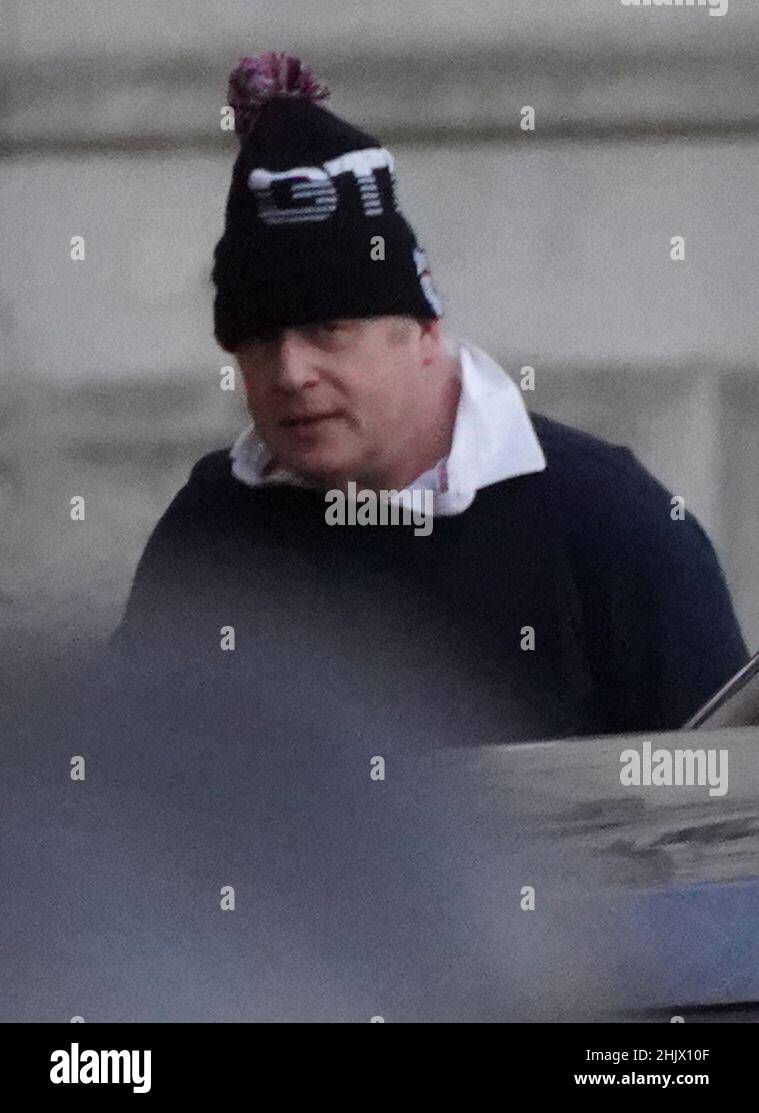 Il primo ministro Boris Johnson arriva al 10 Downing Street, Londra, dopo aver fatto uno jogging al mattino presto. Data immagine: Martedì 1 febbraio 2022. Foto Stock