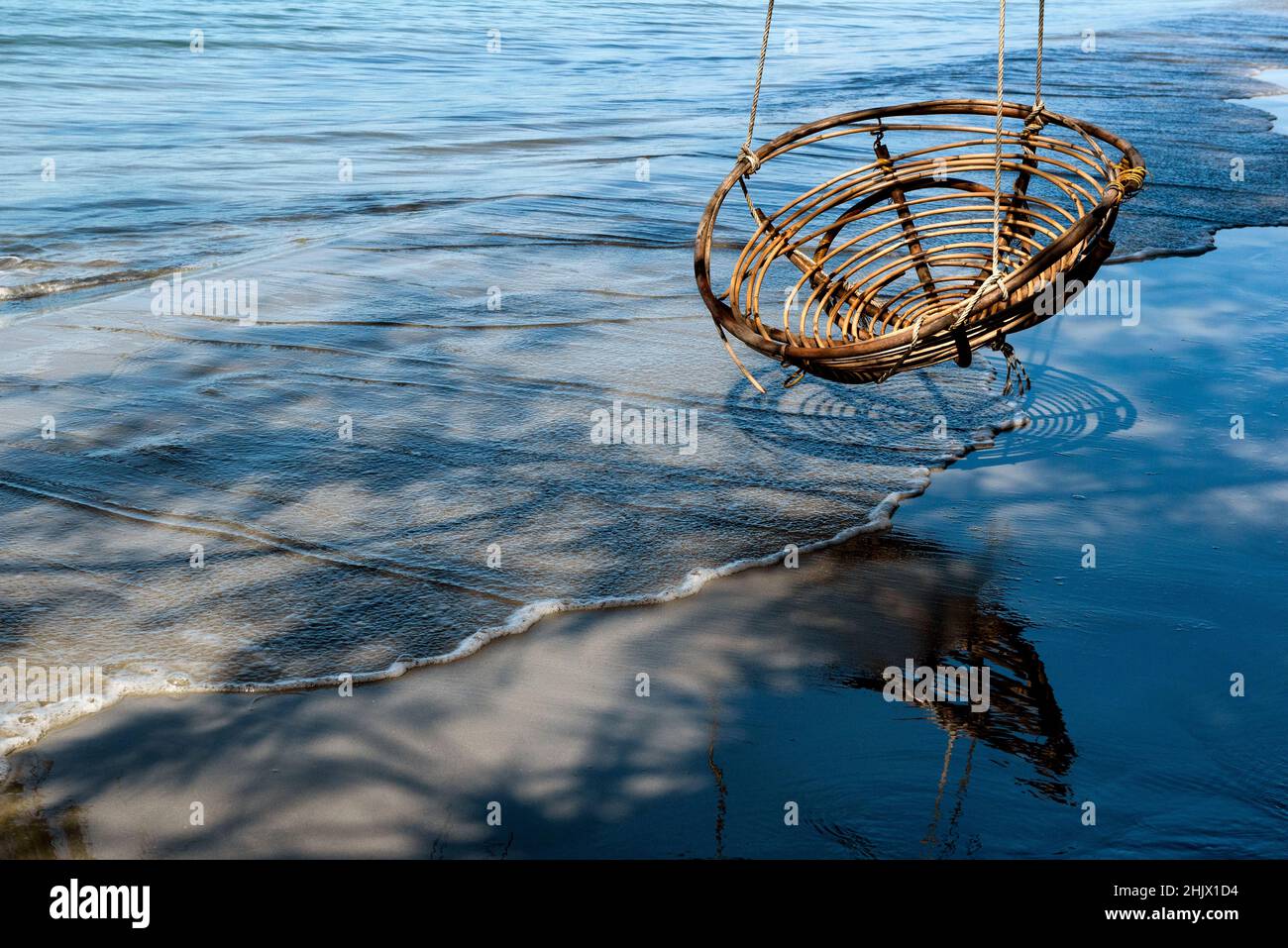 Rustico sedia di oscillazione sulla spiaggia Foto Stock