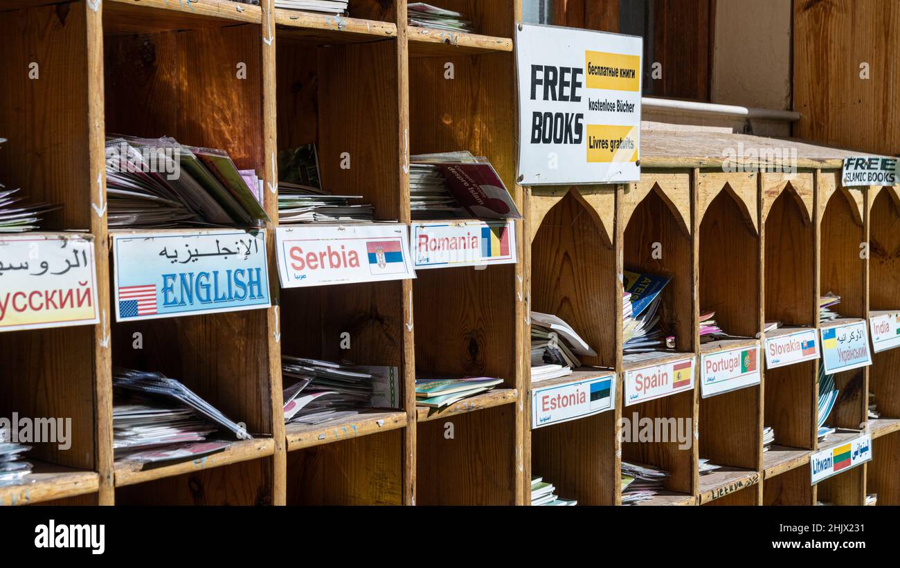 ripiani in legno con libri gratuiti Foto Stock