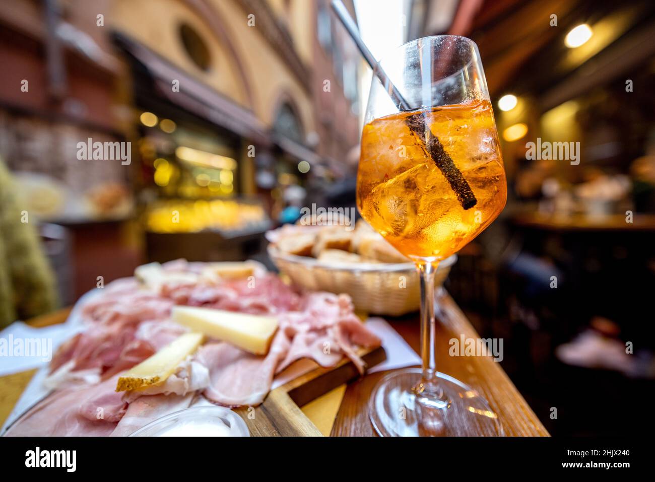 Piatto di carne italiana e drink al tavolo presso il bar all'aperto Foto Stock