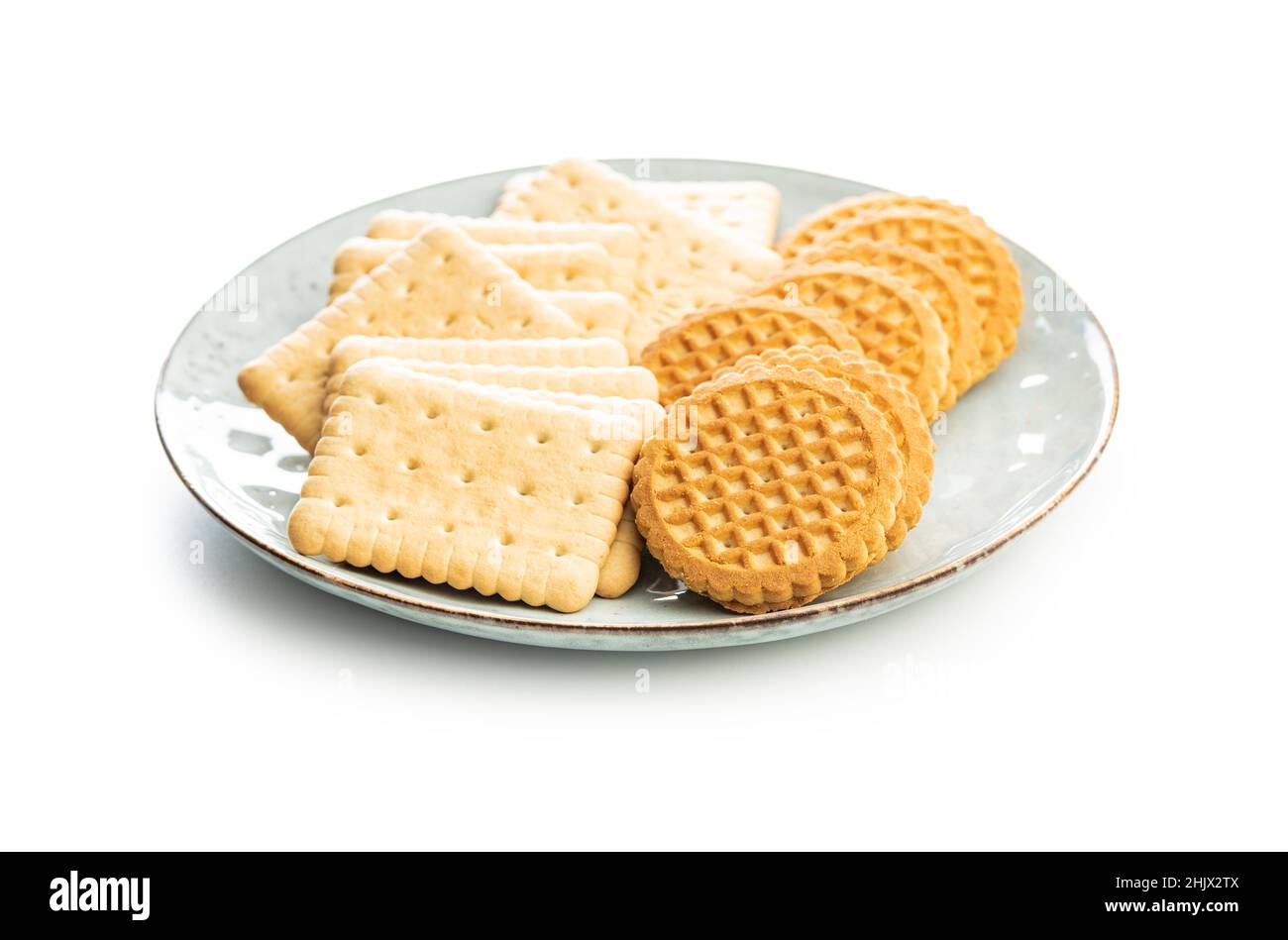 Biscotti al burro sul piatto. Biscotti dolci isolati su sfondo bianco. Foto Stock