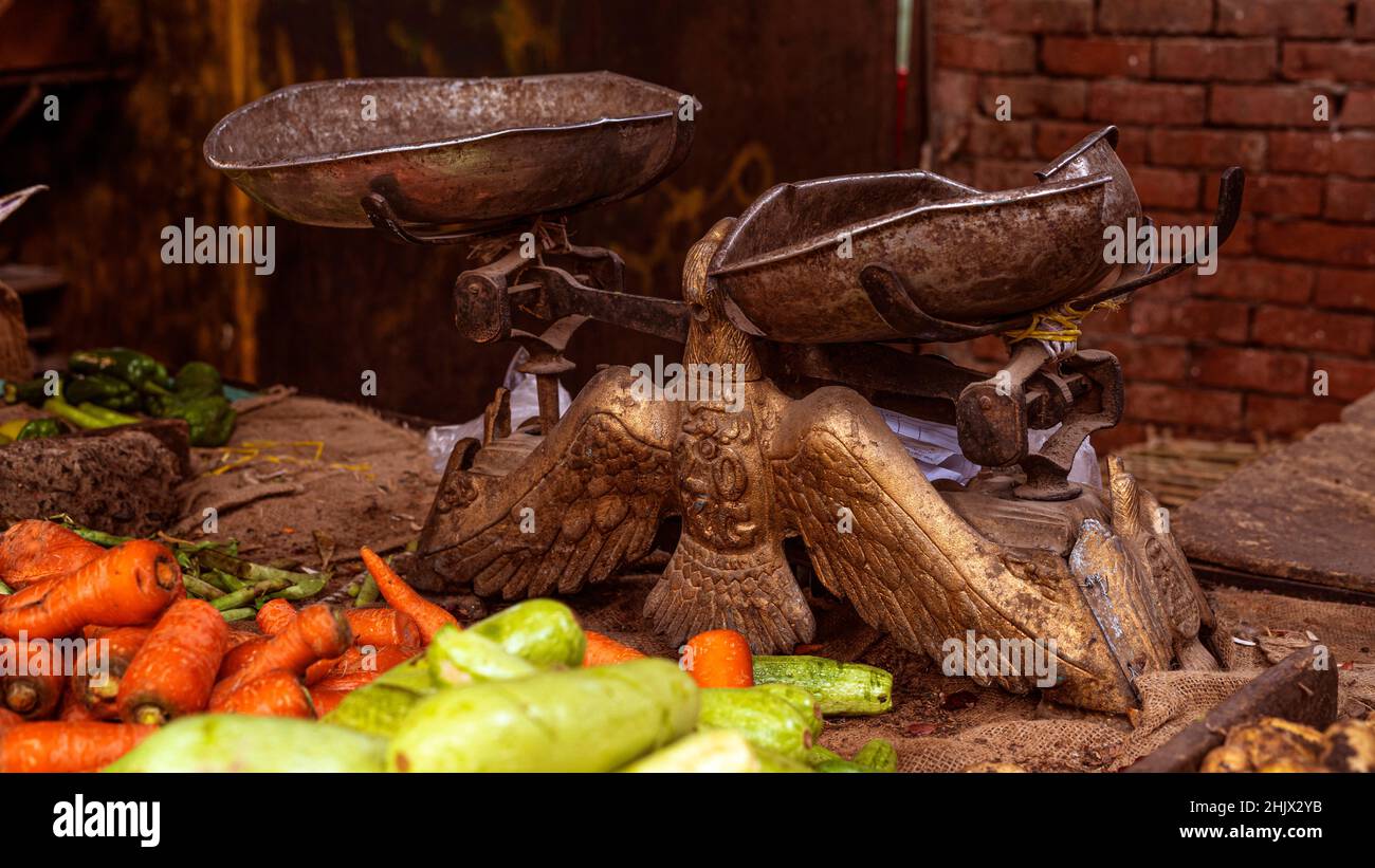 Scala Vintage Eagle nel mercato tradizionale egiziano Foto Stock