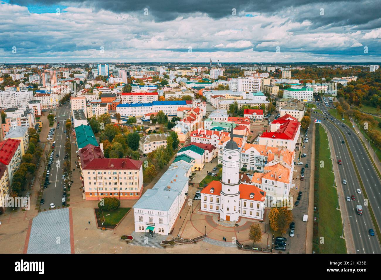Mahiliou, Bielorussia. Il paesaggio urbano di Mogilev con il famoso punto di riferimento - il Municipio del XVII secolo. Vista aerea dello skyline in autunno. Vista dall'alto Foto Stock