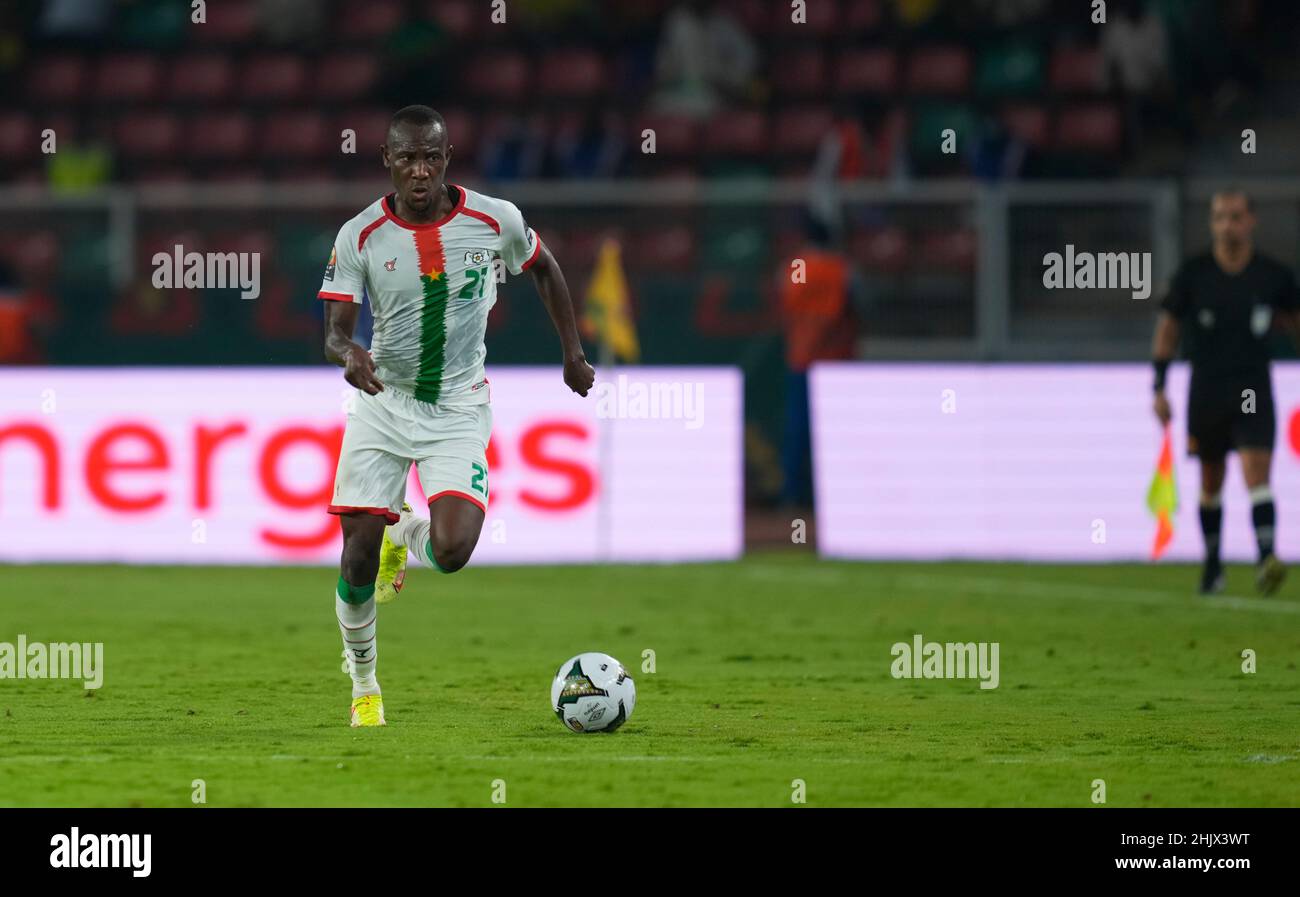 YaoundÃ©, Camerun, 9 gennaio 2022: Cyrille Bayala del Burkina Faso durante il Camerun / Burkina Faso Africa Cup of Nations allo Stadio Paul Biya. Prezzo Kim/CSM. Foto Stock