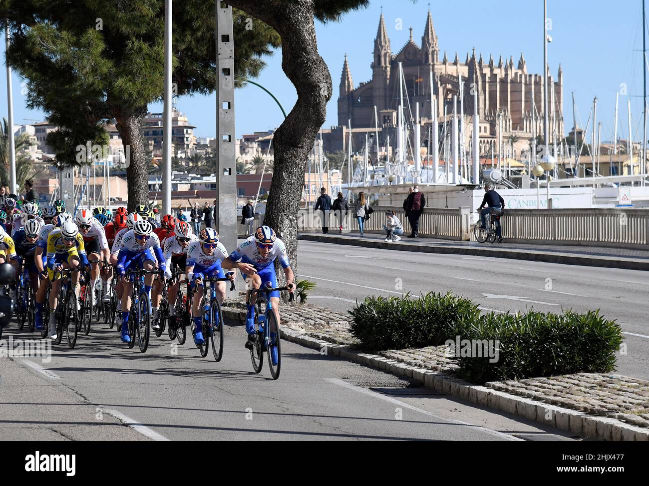 Ciclisti professionisti di tutto il mondo durante il Challenge Mallorca Vuelta Ciclista, girando per Mallorca nell'edizione 2022. Foto Stock