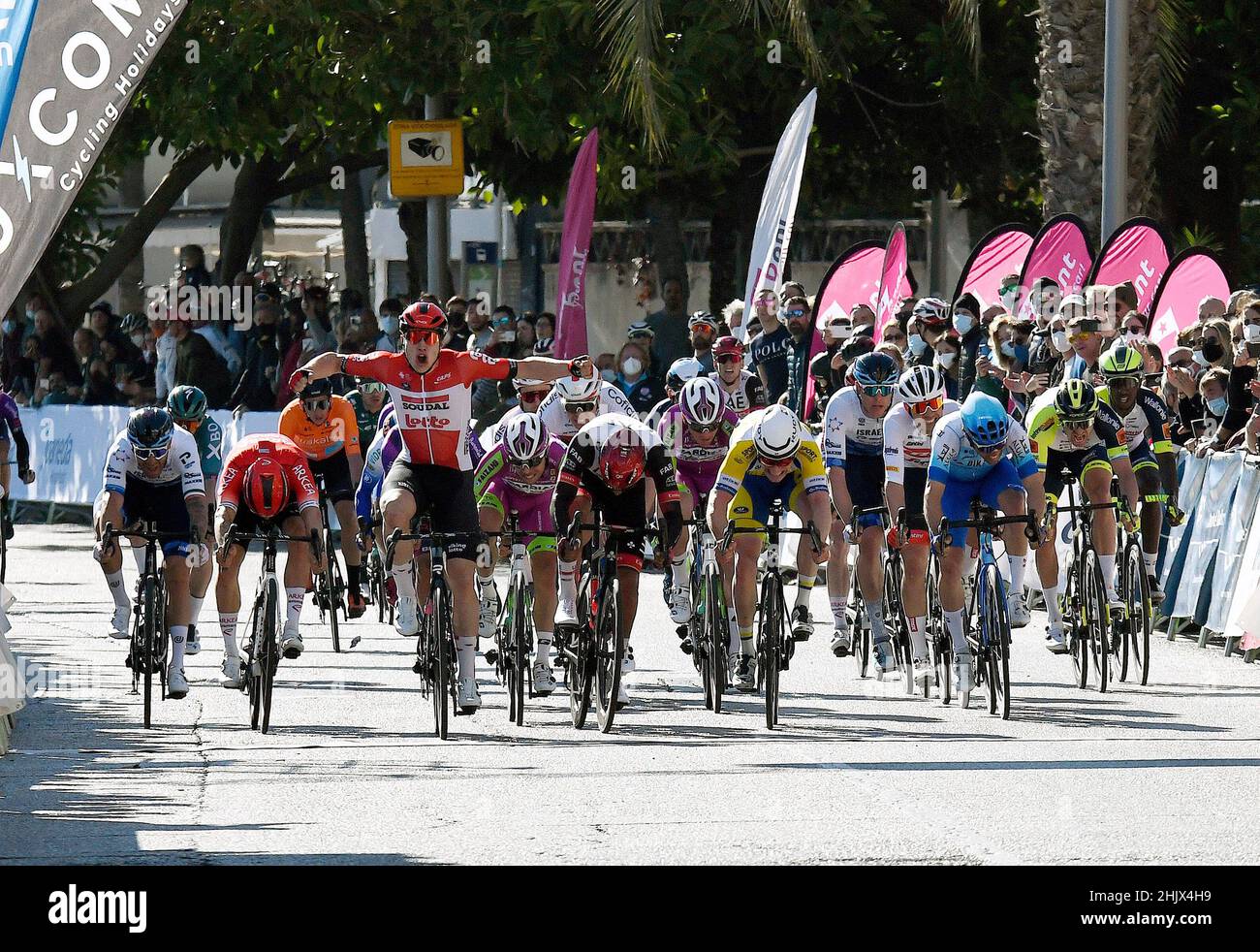 Ciclisti professionisti di tutto il mondo durante il Challenge Mallorca Vuelta Ciclista, girando per Mallorca nell'edizione 2022. Foto Stock