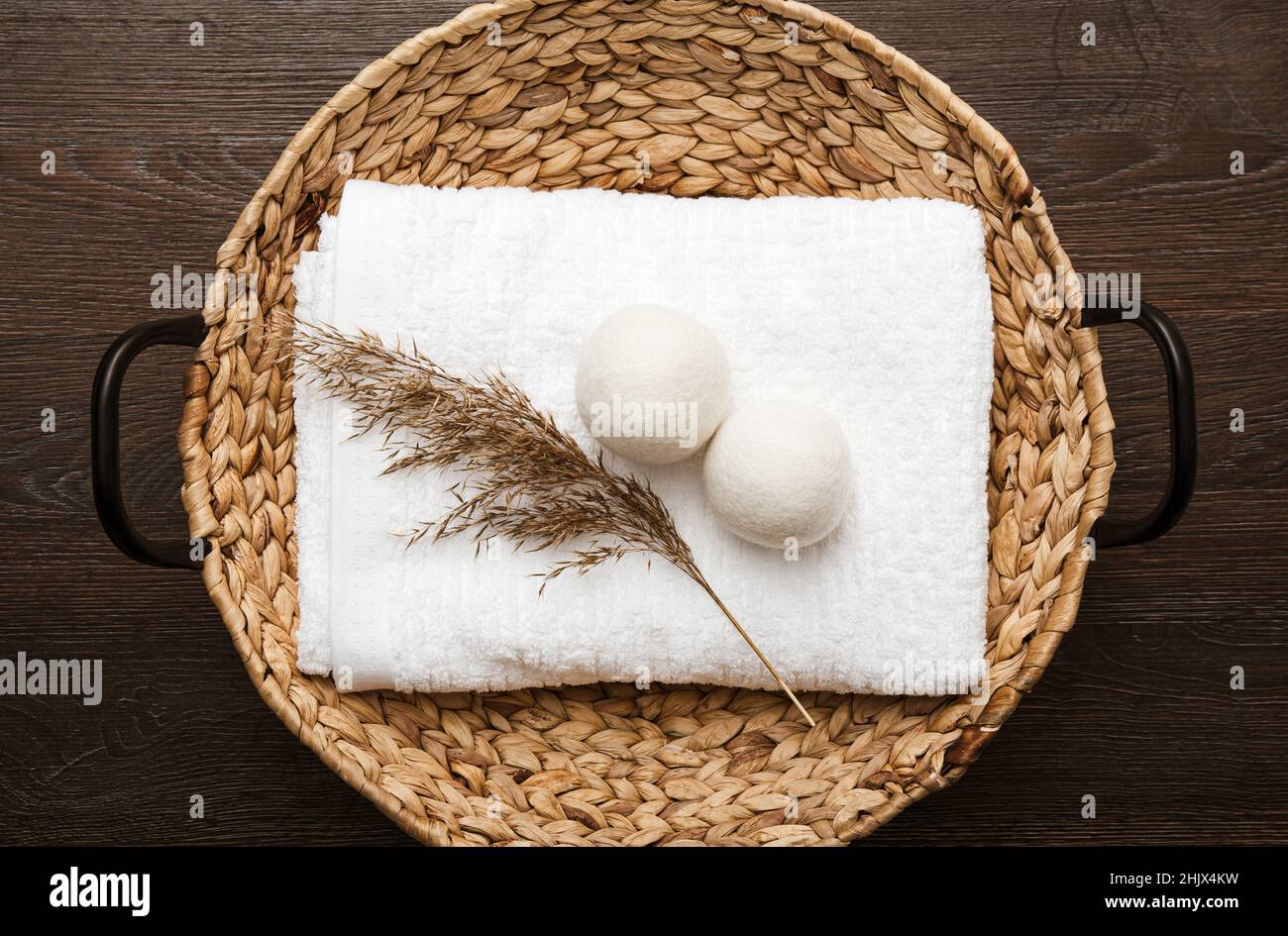 Palle di lana naturale asciugatrice per abiti più morbidi mentre asciuga in lavatrice concetto. Tonalità terrene, decorazione a canna. Scarica elettrostatica Foto Stock