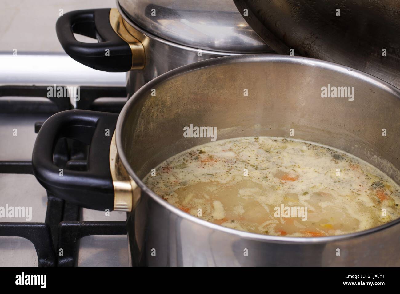 Pentola della zuppa di segale acida fatta di farina di segale e carne solitamente salsiccia di maiale bollita o pezzi di salsiccia affumicata, pancetta o prosciutto. Foto Stock