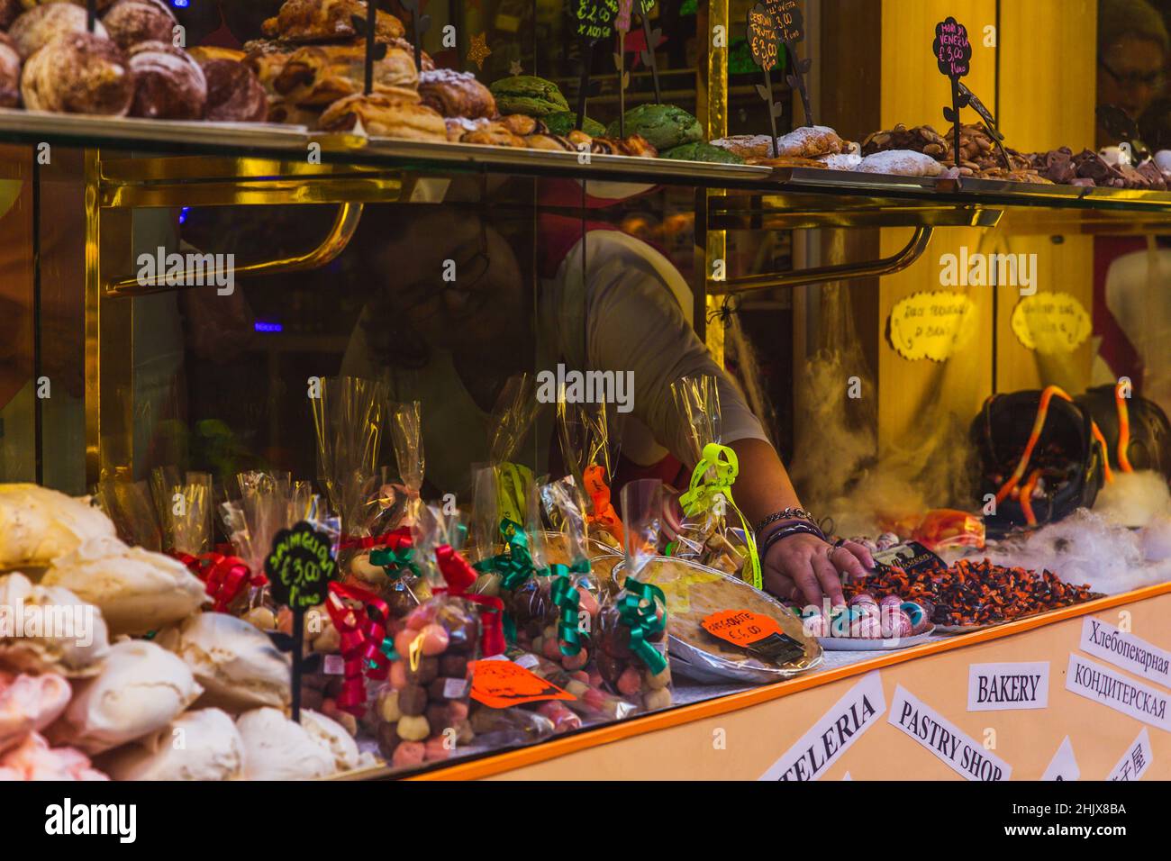 Dolci multipli sugli scaffali del negozio con le etichette di prezzo. Popolare Street food a Venezia Italia Foto Stock